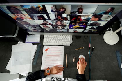 Un estudiante frente a la pantalla de Zoom durante una clase virtual, en Barcelona