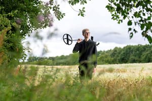 No eran simples brazaletes: rastrillaba el campo con su detector de metales y encontró objetos vikingos de alto valor