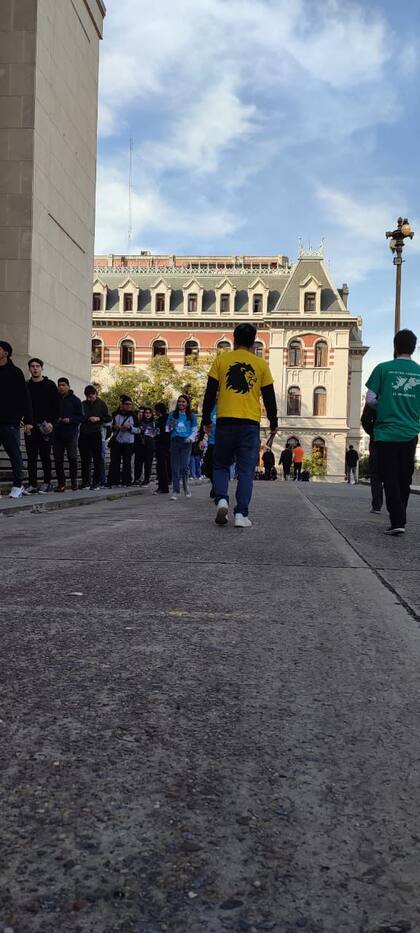 Un estudiante se dirige a votar con la imagen de Javier Milei en su remera, en la Facultad de Ingeniería