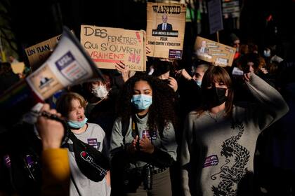 Un estudiante sostiene una pancarta que dice: ¡Un plan de emergencia para la educación ahora! durante una protesta en Marsella, sur de Francia, el jueves 13 de enero de 2022.
