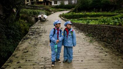 Un estudiantes, regresan a sus casas de la escuela escuela primaria del "ejército rojo"