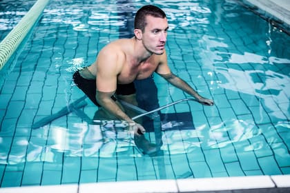 Un estudio clínico mostró que el ciclismo acuático mejora el dolor y la función física en pacientes con artrosis de rodilla