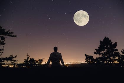 Un estudio de Science Advances publicado en la revista de Harvard Medical School, encontró que las personas se dormían más tarde y descansaban menos tiempo en total en los tres a cinco días previos a la luna llena