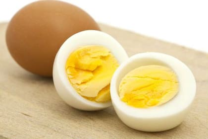 Un estudio encontró que consumir medio huevo adicional por día estaba relacionado con un mayor riesgo de enfermedad cardíaca...