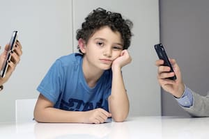 Un estudio indica que los chicos con padres que usan mucho el celular se portan peor.