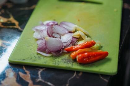 Un estudio reveló que las tablas de cortar liberaban grandes cantidades de microplásticos a la comida