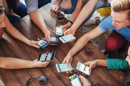 Un estudio traza una relación entre los hábitos de uso del celular y la manera en que nos comportamos en el terreno de la amistad