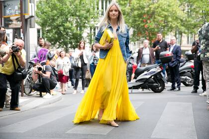 Un estupendo vestido largo se vuelve más canchero al "cruzarlo" con un prenda de denim