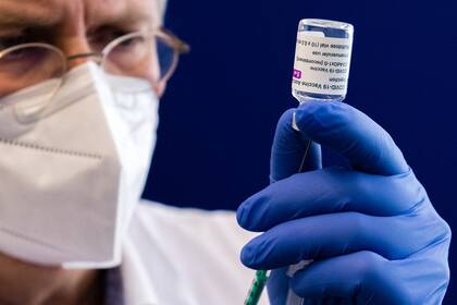 Un evento adverso es cualquier suceso indeseable experimentado por un paciente, independientemente de que se sospeche o no del medicamento administrado