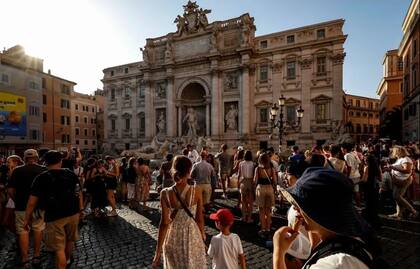 Turistas en el coliseo de Roma, en julio: la capital italiana, como otras ciudades europeas, ha experimentado una reacción contra el turismo de masas