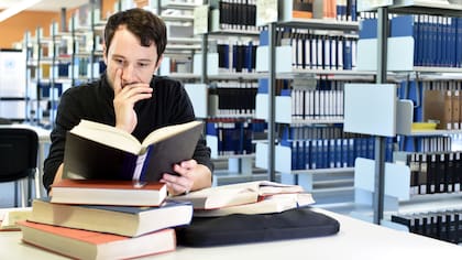 Un examen oral no debería ser un cuestionario que el alumno debe responder, sino una conversación sobre un determinado tema entre dos personas que dialogan a la misma altura. Crédito: Jens Kalaene / dpa-tmn