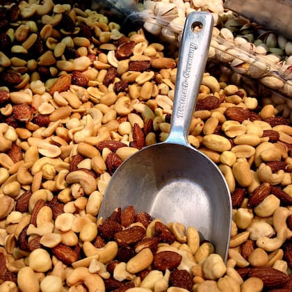 Un exceso de frutos secos trae consigo efectos adversos, como el aumento de peso y una posible intoxicación alimentaria