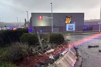 Los destrozos provocados por la colisión del Mercedes contra el polideportivo belga.