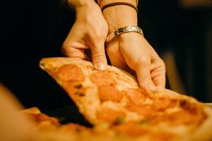 Un experto explicó por qué no hay que comer la pizza que sobró del día anterior