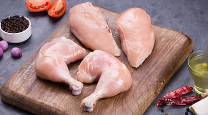Un experto indicó lo que no se debe hacer antes de cocinar el pollo