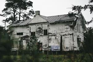 Recorrió una casa abandonada y encontró algo que lo dejó en shock: “Hecho por un niño”