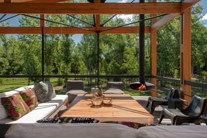 Un exterior confortable, con sillones mullidos y profundos.