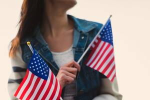 Un extranjero tiene la posibilidad de una exención de inadmisibilidad bajo la Ley de inmigración sobre el perdón en EE.UU.