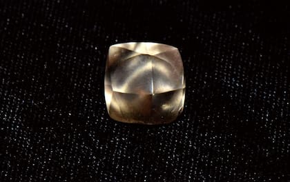 Un extraño diamante dorado fue descubierto por una niña de siete años