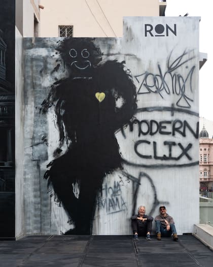 Un extremo del mural lleva la imagen original del álbum para que la gente pueda posar como lo hizo Charly y fotografiarse