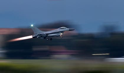 Un F-16 danés despega de la base aérea de la OTAN en Sigonella, Italia