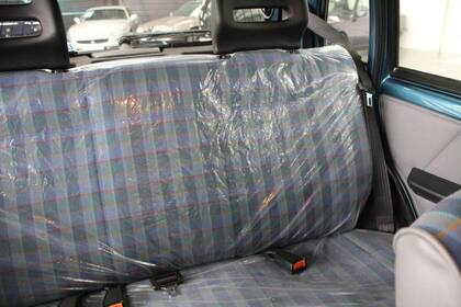 Aún conserva el plástico protector de las butacas traseras