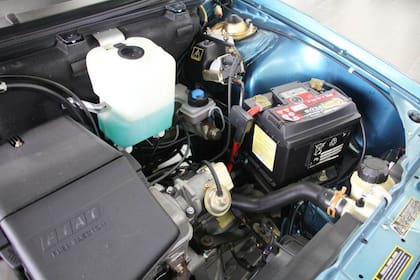 Debajo del capot se encuentra el motor naftero Fire 1.0 litros de cuatro cilindros y 44 caballos de potencia, que se asocia a una caja manual de cinco velocidades con tracción delantera