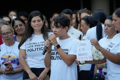 Un familiar de un manifestante detenido durante la represión gubernamental habla en una vigilia en Caracas, Venezuela, el jueves 8 de agosto de 2024.