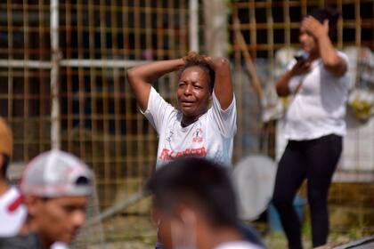 Un familiar de un recluso reacciona en el exterior de la cárcel de Bellavista tras un motín, en Santo Domingo de los Tsachilas, Ecuador, el 9 de mayo de 2022.