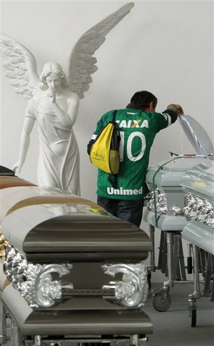 Un familiar despide a una de las víctimas de la tragedia de LaMia en Medellín