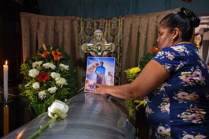 Un familiar despide al periodista asesinado en Veracruz