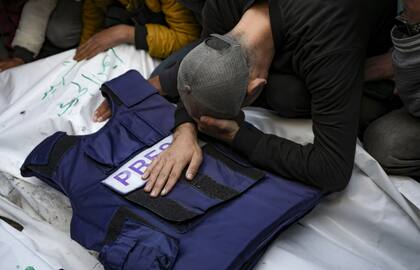 Un familiar llora el cuerpo de uno de los cinco periodistas palestinos asesinados en la Franja de Gaza