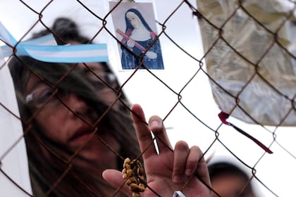 Un familiar reza en la entrada de la base naval