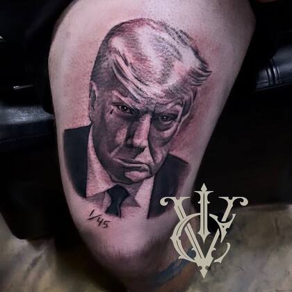 Un fan de Donald Trump se tatuó el rostro del exmandatario al momento que ingresó a la cárcel