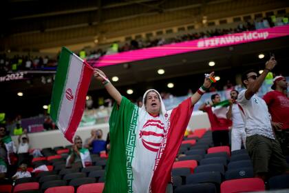 Un fan sostiene una bandera de Irán antes del juego del Grupo B del Mundial entre Gales e Irán, en el estadio Ahmad Bin Ali, en Rayán, Qatar, el 25 de noviembre de 2022