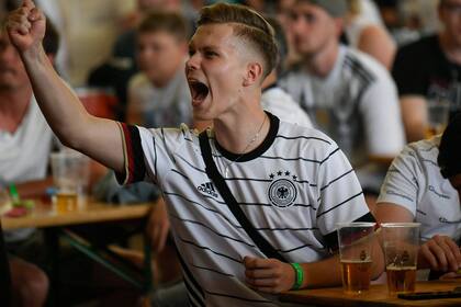 Un fanático alemán, en un bar de Essen, durante el partido que Inglaterra le ganó a Alemania por 2 a 0