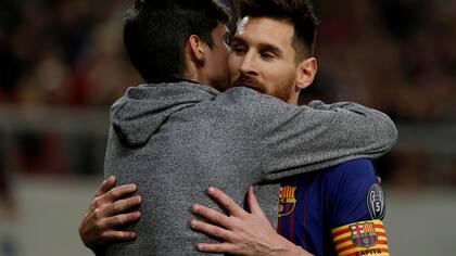 Un fanático invadió la cancha y fue a abrazar a Messi