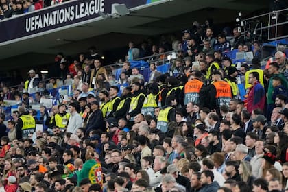 La víctima, un hombre oriundo del distrito de Garmisch-Partenkirchen, en Baviera, se precipitó desde la grada superior hacia una zona destinada a la prensa