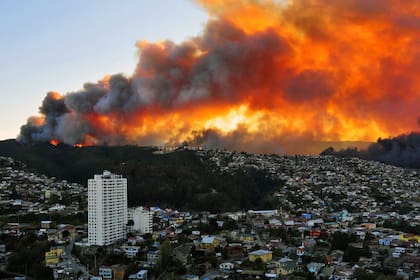 Un feroz incendio afectó a la ciudad costera de Valparaíso, en Chile