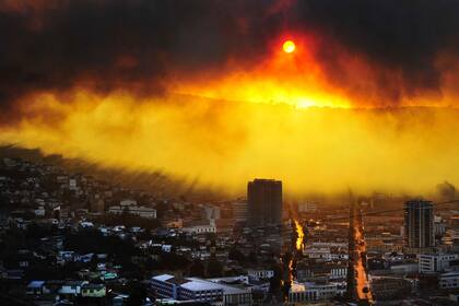Un feroz incendio afectó a la ciudad costera de Valparaíso, en Chile