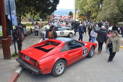 Un Ferrari 308 GTSi de 1981, tripulado por Dario Carreras y Javier Quantin, en la largada simbólica. Cada jornada, los competidores partieron desde el clásico Hotel Llao-Llao y recorrieron un total de 1.600 kilómetros