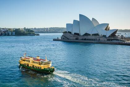 Un ferry de pasajeros pasa frente al Sydney Opera House