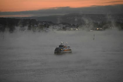 Un ferry navega en el fiordo de Oslo la noche del 5 de enero de 2024 con temperaturas cerca de -22 ° C. (Olivier MORIN / AFP)�