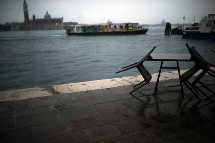 Un ferry navega en un día lluvioso en Venecia, el domingo 1 de marzo de 2020. Los funcionarios de turismo italianos temen que un nuevo virus pueda causar más daño a su industria que los ataques terroristas del 11 de septiembre.