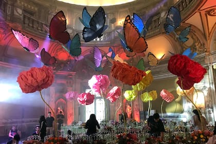 Un festejo de cumpleaños completamente invadido por flores y mariposas de fantasía: gigantes, coloridas, iluminadas y esplendorosas.