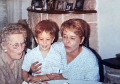 Un festejo de cumpleaños, con Ana y Luisa; la mamá crió a Pepe con ayuda de la abuela mientras ella trabajaba, hasta en más de empleo a la vez.
