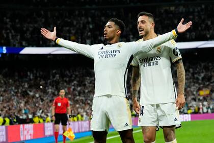 Un festejo de Jude Bellingham y Joselu en el estadio Santiago Bernabéu, donde Real Madrid se enfrentará con Cádiz y puede quedar a tiro de conquistar la liga de España, dependiendo de lo que suceda después entre Girona y Barcelona.