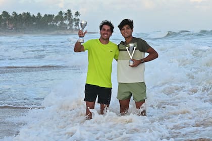 Un festejo distinto, en el mar: los brasileños Eduardo Ribeiro y Luis “Guto” Miguel, gran promesa de 16 años, ganaron el título en dobles
