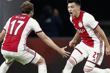 Un festejo en Ajax; Martínez admitió que le costó adaptarse al fútbol holandés