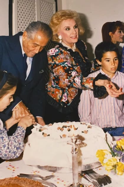 Un festejo familiar: Daniel Tinayre, una impecable Mirtha Legrand y Nacho Viale. Juanita ayuda a su querido abuelo a cortar la torta.